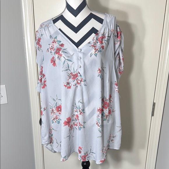 torrid Tops - Torrid Women’s Short Sleeve Blue Floral‎ Button Harper Blouse Plus size 4X